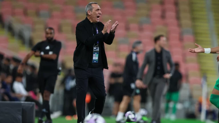 هل يستطيع دونيس قيادة الفريق لتحقيق المعجزات في المونديال القادم؟ main-background