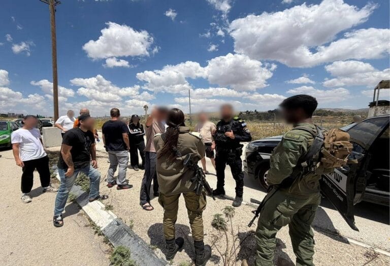 حادث تسلل إسرائيلي إلى لبنان يعكس توترات الحدود واعتقالات فورية حادث خطير يشعل الحدود.. إسرائيليون يتسللون إلى لبنان لالتقاط الصور والجيش يعتقلهم فورا