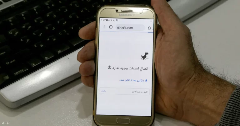 حجب الإنترنت في إيران يحول الأرصفة إلى "متاجر بديلة"