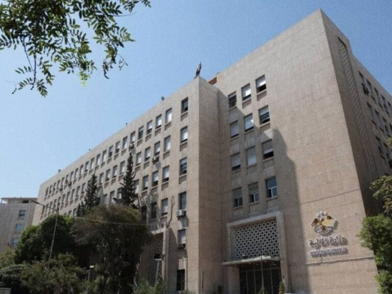 زيادة نوعية جديدة في رواتب وتعويضات الكوادر بالتعليم العالي السوري وزارة المالية: موازنة العام الفائت حققت فائضاً طفيفاً لأول مرة منذ 1990
