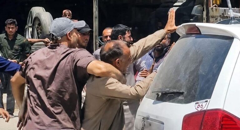 عاد من أميركا لقضاء العيد فتعرّض للضرب مع والده.. مقطع فيديو يثير غضب أهل الرقة