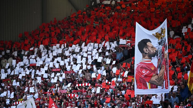 تيفو مدهش يجسد حب الجماهير لمحمد صلاح وروبرتسون في ملعب السعادة kooora logo