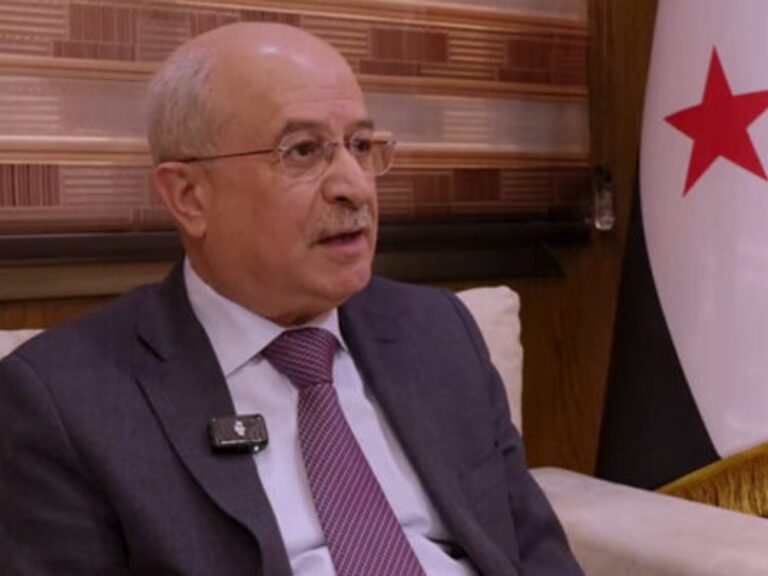 وزير النقل: نعمل على استعادة دورها كممر إقليمي لعبور البضائع بين أوروبا والخليج أكد وزير النقل يعرب بدر، الأحد 24 أيار، أن سوريا تعمل على استعادة دورها التاريخي كجسر بري وممر إقليمي لعبور البضائع بين أوروبا والخليج العربي، عبر حزمة من الإجراءات والتفاهمات الإقليمية الهادفة إلى إعادة تنشيط حركة الترانزيت وتطوير الربط السككي مع دول الجوار. وأوضح الوزير أن الحكومة تواصل جهودها لإعادة تفعيل ممرات الترانزيت وتبسيط إجراءات العبور والتخليص، بما يضمن سلاسة حركة الشاحنات ورفع كفاءة الخدمات المقدمة لقطاعي النقل والتجارة، بحسب وكالة "سانا". وفيما يخص استعادة حركة الترانزيت، أشار بدر إلى أن حركة الترانزيت عبر سوريا قبل عام 2011 كانت تشهد عبور ما بين 100 و115 ألف شاحنة سنوياً، ضمن شبكة تجارة تربط تركيا والخليج العربي وأوروبا، مؤكداً أن استعادة هذه الحركة ممكنة بشكل فوري مع دول الجوار في حال استكمال التفاهمات القائمة مع تركيا والأردن والسعودية. كما لفت إلى أن قطاع النقل السككي يحتاج إلى وقت أطول لإعادة تفعيله بسبب الأضرار التي لحقت بالبنية التحتية، موضحاً أن هناك تفاهمات قائمة لإعادة تأهيل الخطوط مع الأردن وتركيا، إضافة إلى مشروع استراتيجي لإنشاء خط سكة حديد حديث يربط دمشق بالأردن وصولاً إلى السعودية. وعن دعم البنك الدولي، كشف الوزير أن العمل يجري بالتعاون مع البنك الدولي لتقديم دعم فني وتمويلي لقطاع السكك الحديدية في سوريا، بقيمة تقديرية تتراوح بين 65 و200 مليون دولار على شكل منح، مبيناً أن الأولوية تتركز على إعادة تفعيل السكك الحديدية كممر ترانزيت يربط تركيا بسوريا والأردن والعراق. ونوه وزير النقل بمذكرة التفاهم التي وقّعت بين المؤسسة العامة للخطوط الحديدية السورية، وشركة محطة حاويات اللاذقية الدولية /ش.م.م/، لربط المنطقتين الساحلية والداخلية عبر السكك الحديدية، لتعزيز التعاون في مجال نقل الحاويات من مرفأ اللاذقية إلى المرافئ الجافة في عدرا وحسياء وحلب، بما يسهم في تطوير منظومة النقل والخدمات اللوجستية في سوريا. وكان وزير النقل قد بحث، في 13 أيار، مع بعثة البنك الدولي برئاسة جان كريستوف كاريه، الخطوات التنفيذية المتعلقة بمشروع تطوير وتأهيل السكك الحديدية في سوريا، في إطار متابعة المباحثات الجارية للحصول على دعم البنك الدولي للمشروع. وفي 6 أيار، كان الوزير قد عقد اجتماعاً مع ممثلي الشركة التقنية الهندسية للخطوط الحديدية التركية، بحضور مدير الخط الحديدي الحجازي محمد العجمي، لبحث التقدم في مشاريع الربط السككي والخطط المستقبلية.