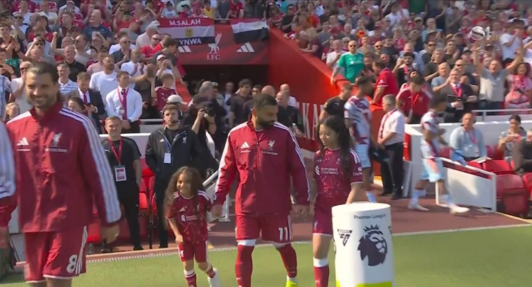 محمد صلاح ي dazzl الجماهير بدخوله الملعب مع ابنتيه في مباراة تاريخية في مباراته الأخيرة.. محمد صلاح يدخل الملعب رفقة ابنتيه (فيديو)
