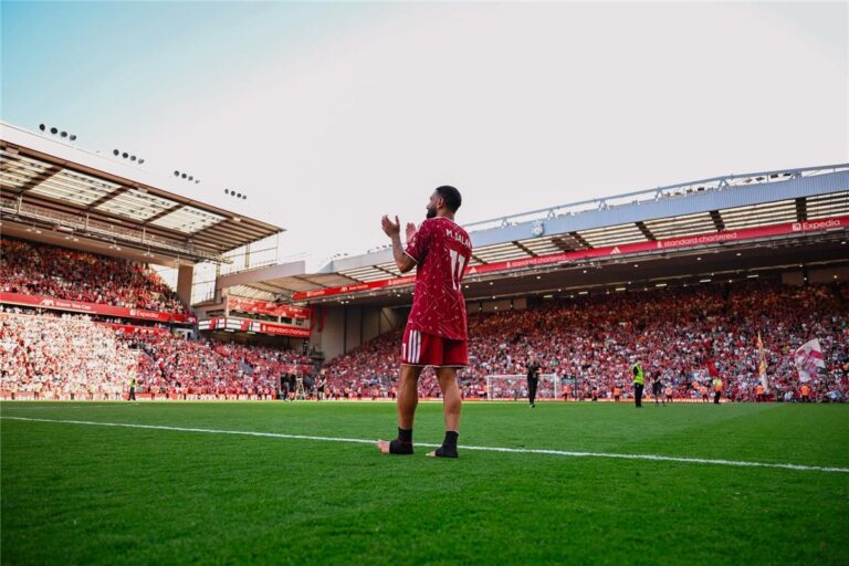 محمد صلاح يترك ليفربول وسط دموع الجماهير في لحظة مؤثرة بتاريخ الأنفيلد فيديو | بالدموع.. محمد صلاح يودع ليفربول في مشهد مؤثر أمام جمهور الأنفيلد