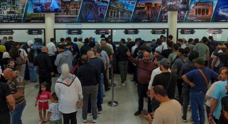 ازدحام غير مسبوق في المنافذ الحدودية السورية مع اقتراب عيد الأضحى ازدحام وحركة عبور كثيفة في المنافذ الحدودية في سوريا مع اقتراب عيد الأضحى