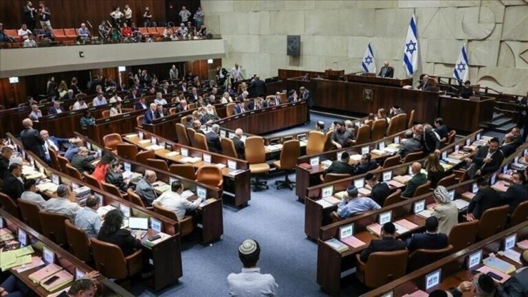 مقربون من نتنياهو يدفعون لحظر " القائمة العربية الموحدة" من الانتخابات