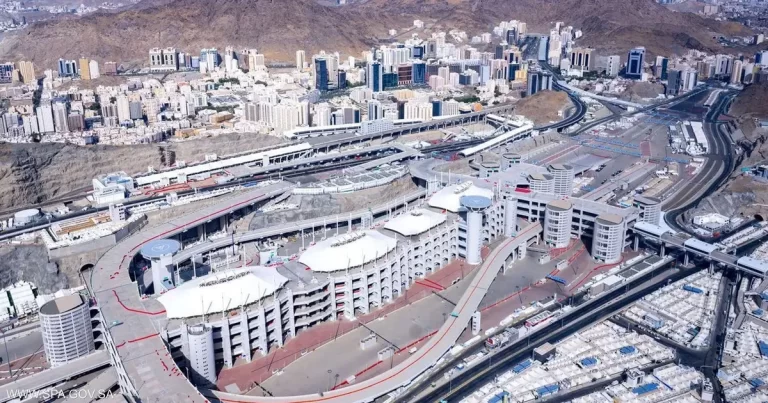 توافد الحجاج إلى منى إيذانًا ببدء مناسك الحج
