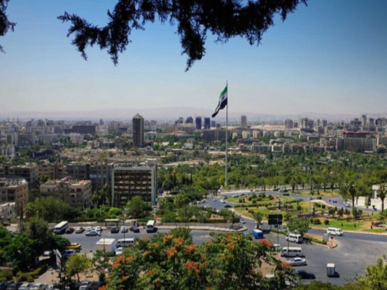 توقعات هطول أمطار في مناطق عدة رغم أجواء الصحو والغيم الجزئي الجو بين الصحو والغائم جزئياً وفرص لهطولات مطرية في أماكن متفرقة