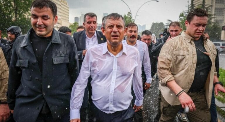 تحولات مفاجئة في مقر المعارضة التركية: كليتشدار أوغلو يعود وأوزال يغادر القضاء يعيد كليتشدار أوغلو والشرطة تخرج أوزال.. ماذا جرى بمقر المعارضة التركية؟