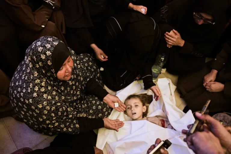 استشهاد طفلة وامرأة في غزة يفاقم التوترات الإسرائيلية الفلسطينية إسرائيل تقتل طفلة وامرأة في غزة