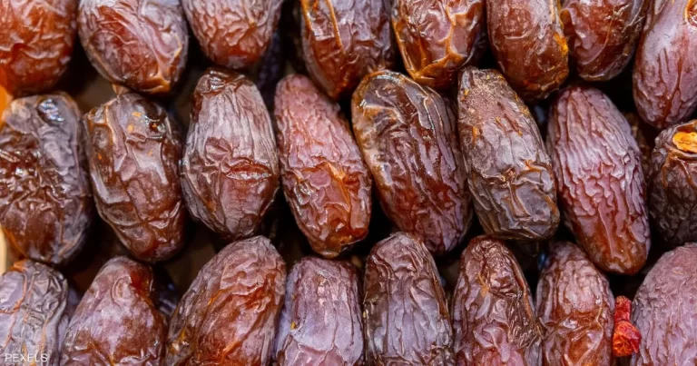 ما أفضل وقت لتناول التمر من أجل تحسين الهضم وزيادة الطاقة؟
