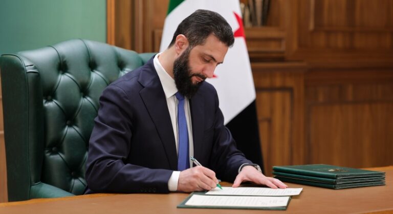 تطوير الأجور: خطوات جديدة لضمان حياة كريمة للمواطنين في سوريا الرئيس الشرع: مستمرون في تطوير منظومة الأجور لضمان حياة كريمة للمواطنين