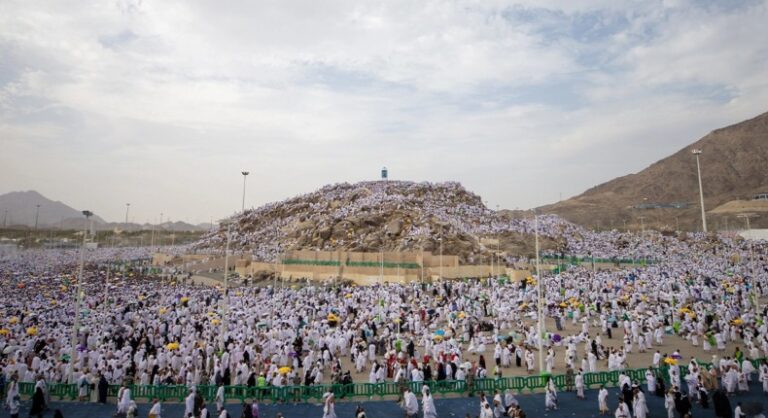 توافد الحجاج إلى صعيد عرفات لأداء الركن الأعظم في الحج