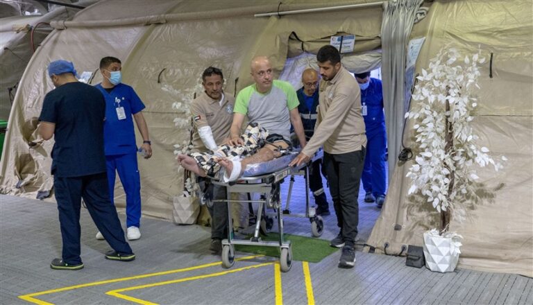 المستشفى الإماراتي العائم بالعريش يستقبل حالتين جديدتين من قطاع غزة
