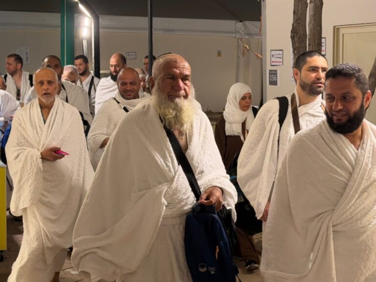 توافد ملايين الحجاج إلى عرفات لأداء ركن الحج الأعظم في مشهد مذهل حجاج بيت الله الحرام يتوافدون إلى صعيد عرفات لأداء الركن الأعظم في الحج