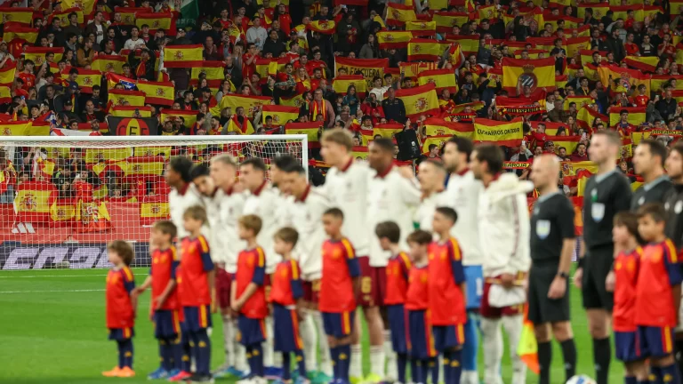 نيجريتا يُشعل الجدل من جديد: كيف يعود التحكيم الإسباني إلى “العار”؟ FBL-ESP-LIGA-VALENCIA-BARCELONA
