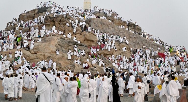 بعد خطبة عرفة.. أكثر من 1.5 مليون حاج يتضرعون بالدعاء على صعيد عرفات