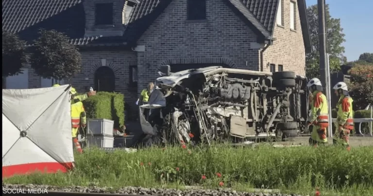تصادم مروع بين قطار وحافلة مدرسية في بلجيكا يسفر عن قتلى وجرحى قتلى ومصابون في تصادم قطار بحافلة مدرسية شمال بلجيكا