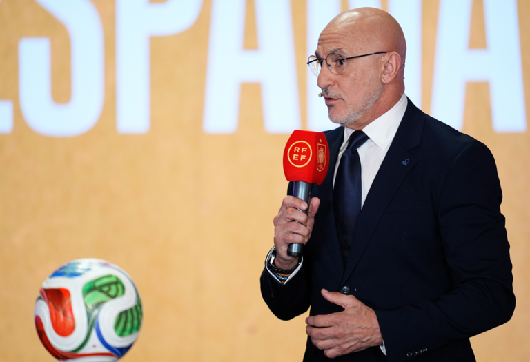 دي لا فوينتي يبرر استبعاد لاعبي ريال مدريد من قائمة إسبانيا لكأس العالم واختيار 8 من برشلونة