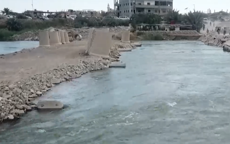 ارتفاع منسوب نهر الفرات يغلق الجسر الترابي بين دير الزور وريفها سوريا.. خروج الجسر الترابي الذي يربط مدينة دير الزور بريفها عن الخدمة إثر ارتفاع منسوب "الفرات"-صور