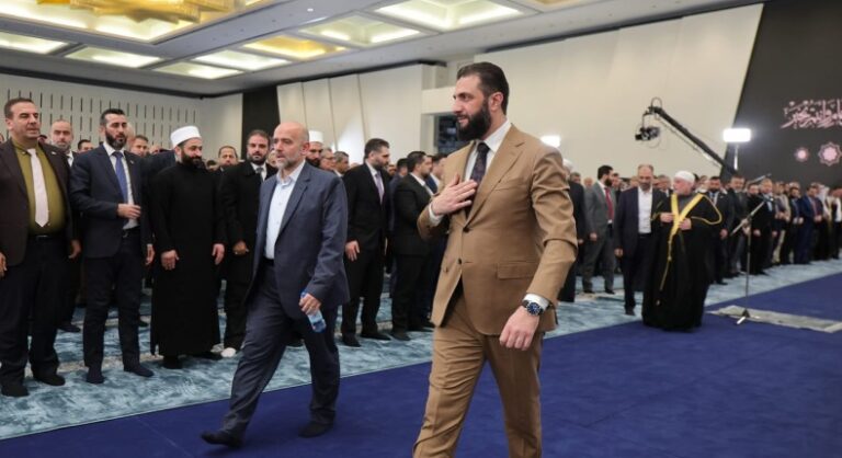 الرئيس أحمد الشرع يؤدي صلاة عيد الأضحى في مسجد عبد الله بن عباس بمدينة حلب