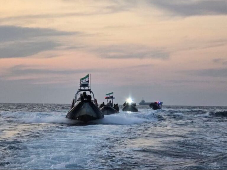 إنقاذ 6 عالقين بعد غرق زورق لتهريب البشر قبالة سواحل طرطوس إنقاذ 6 أشخاص إثر غرق زورق لتهريب البشر في طرطوس