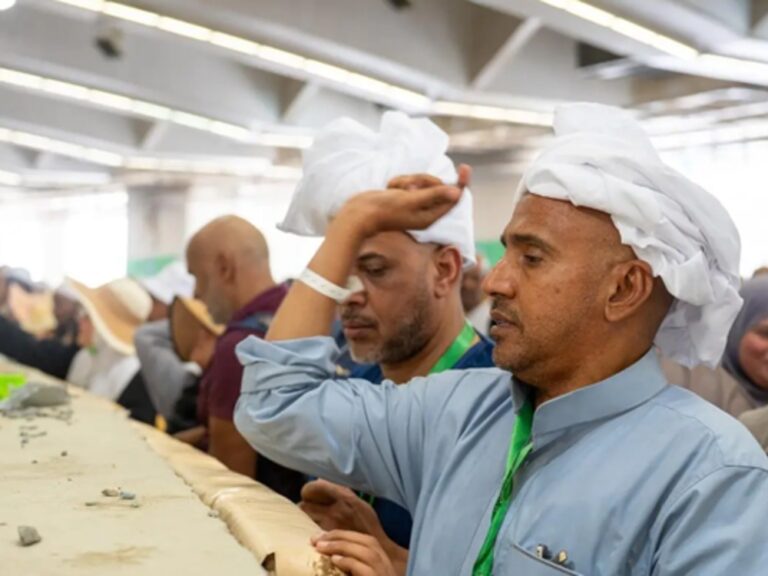 بدء رمي جمرة العقبة الكبرى بالحج في أول أيام عيد الأضحى 2026 الحجاج يبدؤون رمي جمرة العقبة الكبرى في أول أيام عيد الأضحى