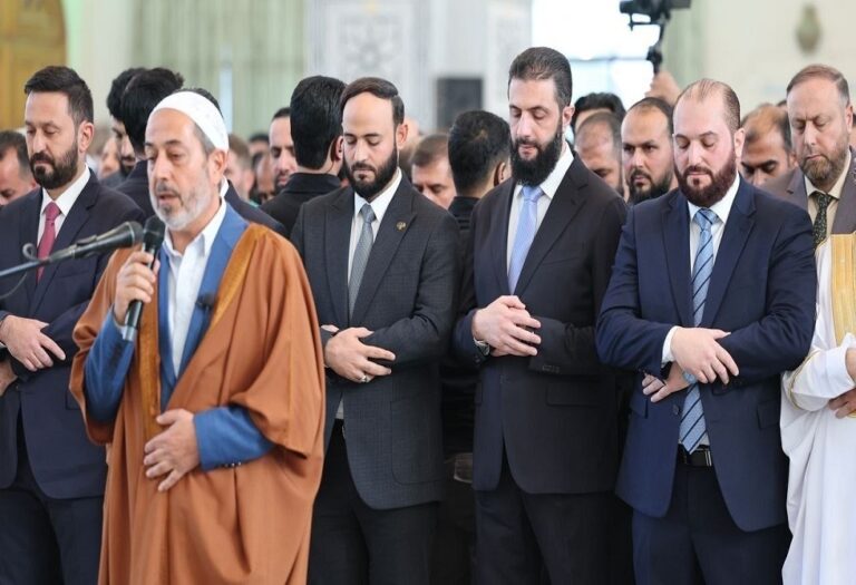 أحمد الشرع تحت تهديد حقائب “باليستية” في حلب أثناء صلاة العيد حقائب "باليستية" تحيط بأحمد الشرع خلال صلاة العيد في حلب (فيديو)