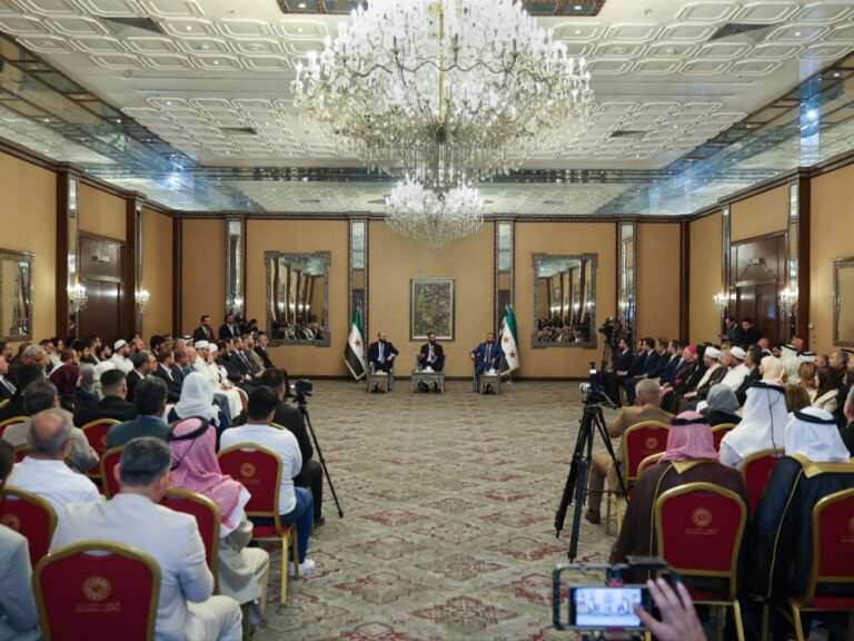 الرئيس الشرع يلتقي عدداً من وجهاء وأعيان حلب للتهنئة بمناسبة عيد الأضحى