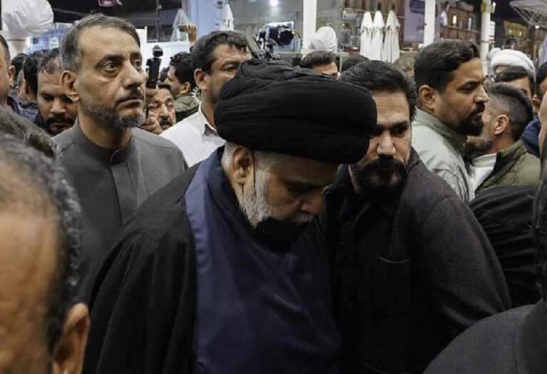 بريطانيا تعترف بتسليم الحكم للشيعة في العراق وسط ردود فعل الصدر السفير البريطاني: "نحن من سلم الحكم للشيعة في العراق".. والصدر يرد (فيديو)