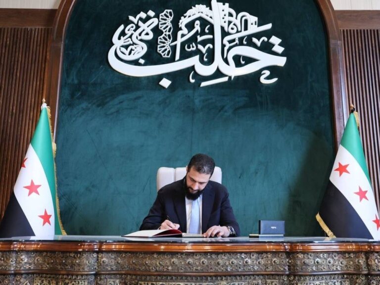 الرئيس الشرع يسجل زيارة مميزة في حلب ويكتب رسالة تاريخية في السجل الرئيس الشرع يدوّن رسالة في سجل الزوار بمدينة حلب