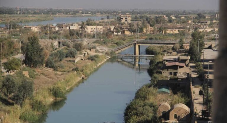 غمر مياه الفرات للجسر بين دير الزور وحويجة صكر بعد توقف “الترابي” بعد توقف "الترابي".. مياه الفرات تغمر الجسر الواصل بين دير الزور وحي حويجة صكر
