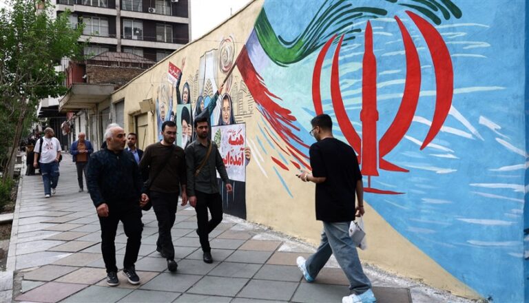الإنترنت يعود إلى إيران وسط انقسام سياسي متزايد وتأثيرات إقليمية عودة الإنترنت لإيران يكشف انقساماً داخل البلاد
