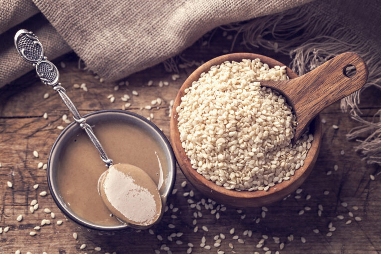 استمتع بفوائد الطحينية: مصدر غني بالفيتامينات والمعادن الصحية الطحينية.. كنز غذائي مليء بالفيتامينات والمعادن والدهون الصحية