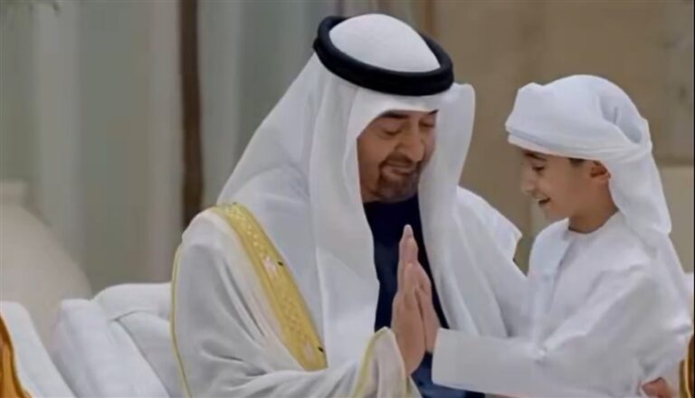 ابن سيف بن زايد يقدم هدية فنية خاصة لعمه رئيس الدولة في لحظة مميزة محمد بن سيف بن زايد يهدي عمه رئيس الدولة رسمة خاصة في مشهد أبوي