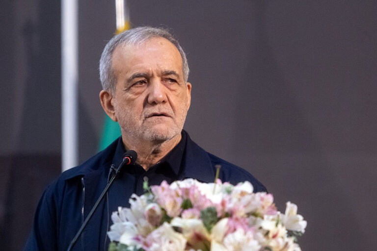 إيران تعزز ممراتها التجارية الرديفة لمواجهة القيود الاقتصادية الإقليمية الرئيس الإيراني يأمر بتطوير ممرات تجارية بديلة لمواجهة القيود على المنافذ الجنوبية