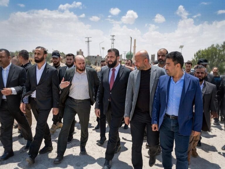 اجتماع للرئيس الشرع في دير الزور يكشف واقع استجابة الحكومة للأزمات الرئيس الشرع يترأس اجتماعاً في دير الزور للاطلاع على واقع استجابة المؤسسات الحكومية