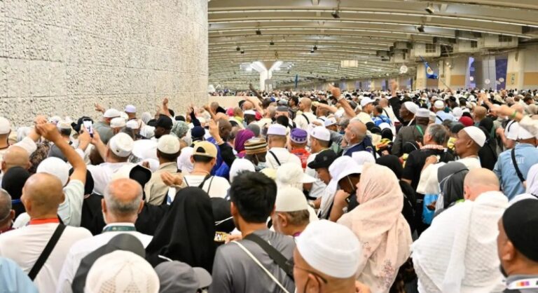حجاج بيت الله الحرام يؤدون شعيرة رمي الجمرات في ثاني أيام التشريق حجاج بيت الله الحرام يرمون الجمرات في ثاني أيام التشريق