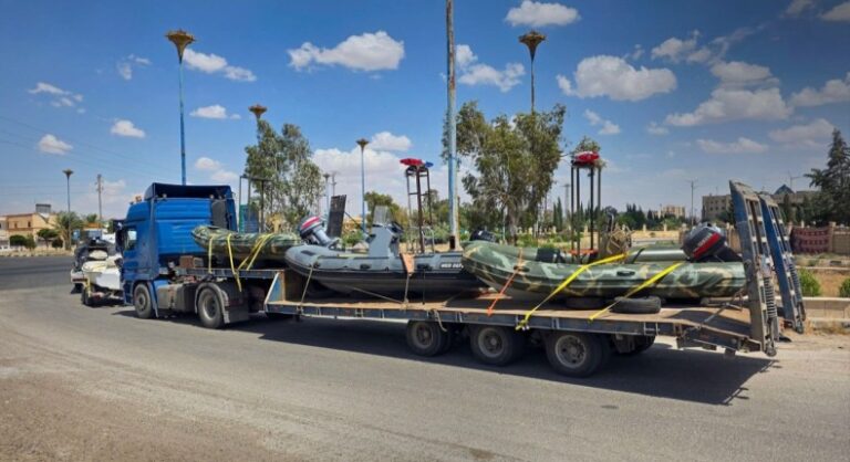 دير الزور: تعزيز عمليات الإخلاء بقوارب وزوارق من الدفاع السورية الدفاع السورية تدفع بقوارب وزوارق إلى دير الزور لدعم عمليات الإخلاء عبر الفرات