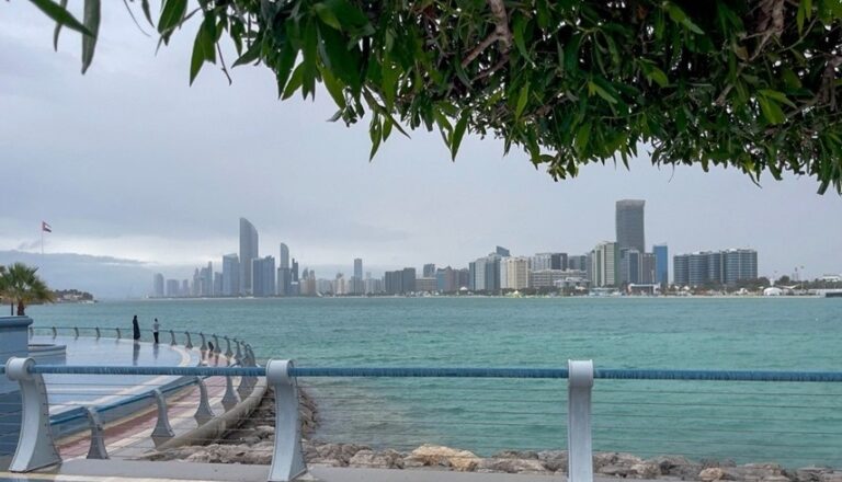 رياح نشطة وصحو في الإمارات وسط توقعات بتغيرات مناخية قادمة طقس الإمارات.. صحو ورياح نشطة غداً السبت