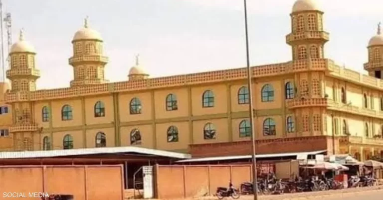بوركينا فاسو تتخذ إجراءات حازمة بإغلاق مسجد واعتقال مناصرين لإمام موقوف بوركينا فاسو تغلق مسجدا بعد اعتقال مناصري إمام موقوف