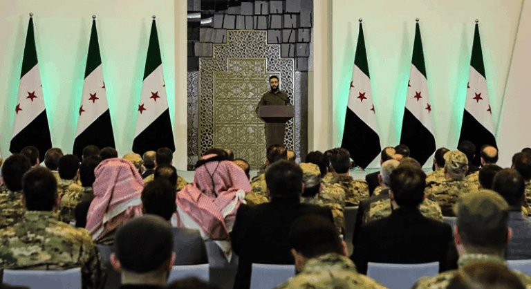 ضغط الشارع يفاقم مأزق الخبرة في المرحلة الانتقالية بسوريا المرحلة الانتقالية بين ضغط الشارع ومأزق الخبرة