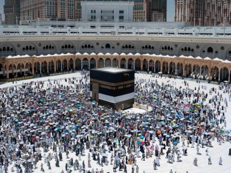 حجاج بيت الله الحرام يؤدون طواف الوداع في ختام مناسك الحج