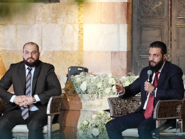الرئيس الشرع يتلقى وفداً من أهالي مدينة دمشق