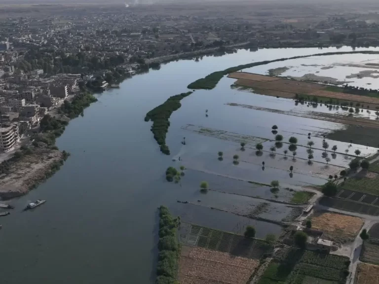 انحسار المياه على ضفتي الفرات في دير الزور مساء الأحد وفق لجنة الاستجابة الطارئة لجنة الاستجابة الطارئة في دير الزور ترجّح بدء انحسار المياه على ضفتي الفرات مساء الأحد