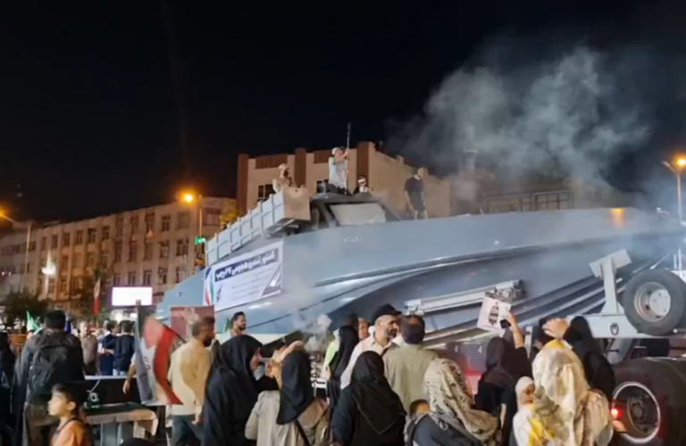 الحرس الثوري الإيراني يُعلن عن زورق هجومي مزود بصواريخ كروز في 27 رجب "27 رجب".. الحرس الثوري الإيراني يكشف عن زورق هجومي سريع جديد مزود بصواريخ كروز بحرية (فيديو)