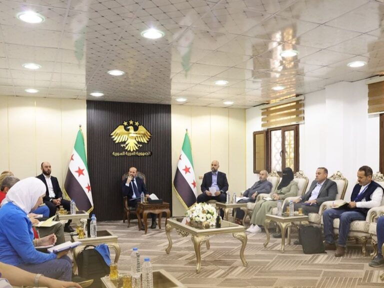 محافظ الرقة يناقش مع وفد أممي استراتيجيات مواجهة آثار الفيضانات محافظ الرقة يبحث مع وفد أممي الخطط المستقبلية للحد من آثار الفيضانات