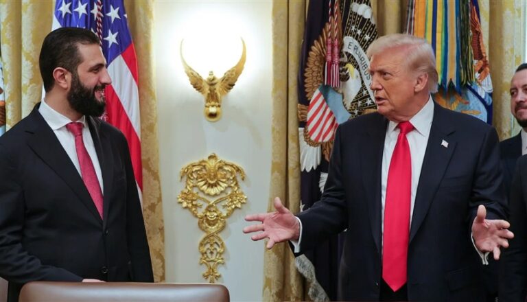 الشرع يطالب برفع العقوبات عن سوريا ويوجه نداءً عاجلاً لترامب الرئيسان السوري أحمد الشرع والأمريكي دونالد ترامب (أرشيف)