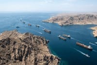 سفن تجارية وناقلات نفط تعبر مضيق هرمز (إنترنت)